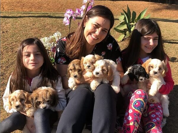 Renata Squarzoni e filhas familia com Cavachons